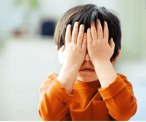 异性父母觉得在孩子面前换衣服没什么,可是对孩子的不好影响太大